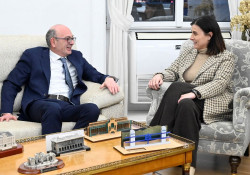 Acaba de tomar posesi&oacute;n del cargo, Pelayo, y "la alcaldesa de las mil sombras" le exige  anunciar los cursos de verano de la UIMP