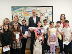 Alumnos del Fernando de los Ríos cantarán villancicos y regalarán pulseras esta Navidad en Torrelavega