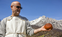 Antonio S&aacute;nchez Briz sigue la tradici&oacute;n del queso de Pido en Pe&ntilde;a Remo&ntilde;a