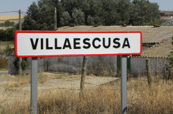 Apu&ntilde;alan a dos hombres a la salida de un establecimiento de Villaescusa