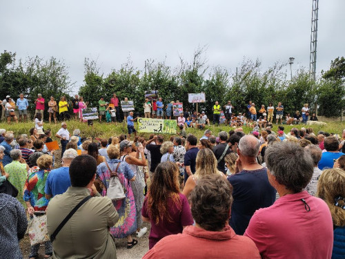 Centenares de personas se concentra en Mataleñas contra el aparcamiento de autocaravanas: "Aquí no"