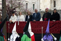 Centenares de personas siguen la procesi&oacute;n del Santo Entierro de Santander