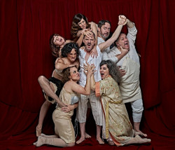 Coque Malla protagoniza hoy la obra teatral `La &oacute;pera de los tres centavos` en el Palacio de Festivales