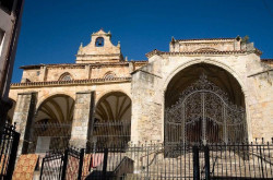 Cultura inicia el procedimiento para valorar el estado de la portalada de Santa Mar&iacute;a de la Asunci&oacute;n de Laredo