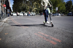 Denunciado en Santander el conductor de un patinete eléctrico que dio positivo en alcohol y drogas y que llevaba hachís
