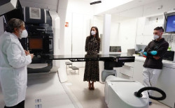 Do&ntilde;a Letizia visita el Centro de Protonterapia Quir&oacute;nSalud, primera instalaci&oacute;n de terapia de protones en Espa&ntilde;a