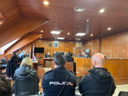 El acusado de violar a la hija de su pareja lo niega, pero ella lo mantiene y acusa a su madre de no auxiliarla