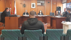 El agredido tras una discusión por 50 euros dice que el acusado estaba "celoso" y que le amenazó de muerte