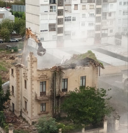 El alcalde de Laredo, Miguel Gonzalez, autoriza el derribo de Villa Mercedes de Laredo, una casona montañesa del siglo XX