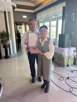 El alcalde de Noja, Miguel &Aacute;ngel Ruiz Lav&iacute;n, entreg&oacute; a la vecina centenaria una placa de maderacon el port&oacute;n de entrada del Palacio de Albaic&iacute;n serigrafiado