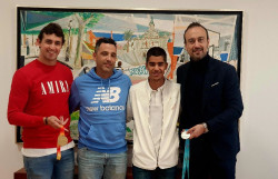 El alcalde de Torrelavega recibe al campeón de España Sub-23 de 1.500 en pista cubierta, Mohamed Attaoui