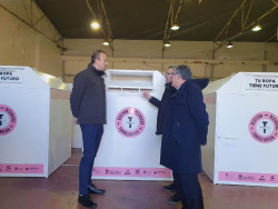 El alcalde, Javier López Estrada,  ha presentado este viernes los nuevos contenedores en el exterior de La Lechera,