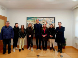 El alcalde Javier López Estrada recibe  a los alumnos del Zapatón que participan en el proyecto CanSat de la Agencia Espacial Europea