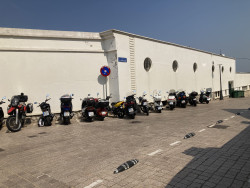 El aparcamiento de  motos de la Horadada de la Magdalena.