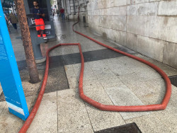 El Ayuntamiento y comercios del entorno se inundan