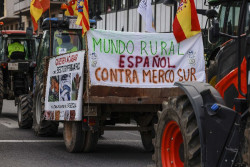 El campo toma las calles en el `s&uacute;per jueves` con tractoradas en protesta por recortes de la PAC y Mercosur