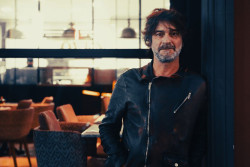 El cantautor Quique González recibirá hoy el Premio Cantabria Infinita