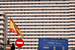 El espa&ntilde;ol aislado en Madrid por sospecha de hantavirus presenta "febr&iacute;cula y s&iacute;ntomas respiratorios"