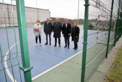 El Gobierno reforma el parque infantil y pista multideporte del CEIP Juan de Herrera de Camargo
