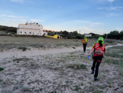  El helic&oacute;ptero auxilia a un hombre con lesi&oacute;n de cadera tras caerse en una playa de Bareyo