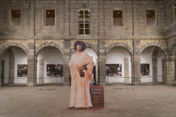 El Parlamento prorroga hasta el 31 de marzo la exposici&oacute;n `Concha Espina: querer, saber, poder`