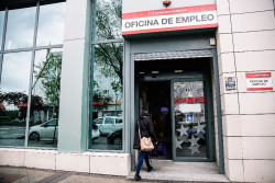 El paro cae en 118.400 personas en 2025 y el empleo marca r&eacute;cord de 22,4 millones, con 605.400 empleos m&aacute;s