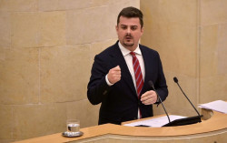 El PP replica a Vox que "callaba" cuando las listas de espera estaban "desbocadas" con el PRC-PSOE