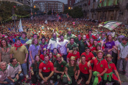 El pregón de los peñistas reúne a miles de personas en la inauguración de las fiestas de La Patrona de Torrelavega