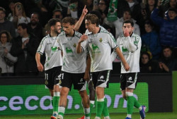 El Racing busca un ascenso ante el Valladolid que podr&iacute;an certificar Almer&iacute;a o Deportivo