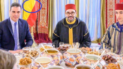 El rey de Marruecos le envía miles de  inmigrantes a Sánchez  para recordarle quien manda y que esté calladito.