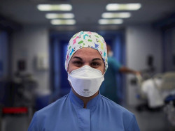 Espa&ntilde;a necesita casi 14.000 enfermeros m&aacute;s en las UCI si llegan al 100% de ocupaci&oacute;n, seg&uacute;n un estudio del CGE