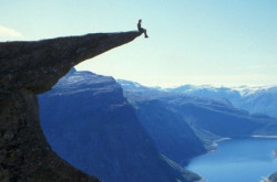 Estamos cayendo en el precipicio y las elecciones se hacen inevitables.  Por Carlos Magdalena