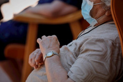 Fiscal&iacute;a mantiene vivas, pero paradas, m&aacute;s de 100 diligencias penales por la atenci&oacute;n en residencias de Madrid durante la pandemia