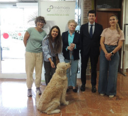 Fundación Mémora pone en marcha una terapia canina para mayores en la Fundación Asilo de Torrelavega