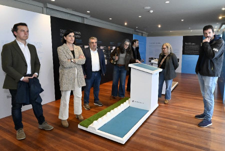 Gema Igual pondra el color azul del suelo de los jardines de Piquio
