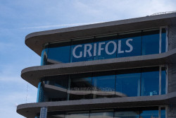 Grifols rebota casi un 5% tras elevar casi un 30% su beneficio semestral y confirmar previsiones