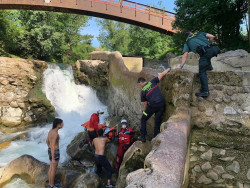 Herida tras caer de 3 metros altura en el cauce del Pas en Puente Viesgo
