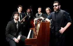 La alcaldesa de Noja Mireia Mazo presenta "las Veladas del Palacio que arrancan este sábado con la banda de blues Travellin´ Brothers, su primera cita musical