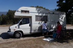 La alcaldesa Gema Igual defiende a "manu militari" un aparcamiento de autocaravanas en Mataleñas, cuyas obras comenzarán antes de fin de año