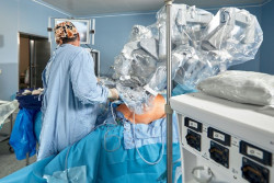 La cirugía robótica para cáncer colorrectal permite una recuperación más rápida y menor dolor postoperatorio
