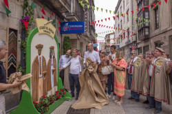 La Cristalería Robledo dedica un escaparate festivo al hojaldre de Torrelavega