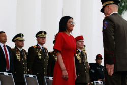 La Fuerza Armada de Venezuela reconoce a Delcy Rodr&iacute;guez como su comandante en jefe