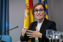 La  ministra de Sanidad  pedir&aacute; hoy a las CCAA el uso obligatorio de mascarillas en centros sanitarios  cuando dijo que eran in&uacute;tiles