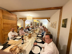 La tribu de la tertulia de Claudio Acebo se reúne para comer.   Carlos Magdalena