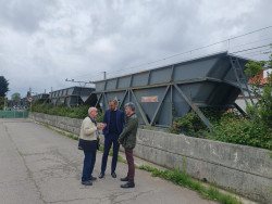 López Estrada pide la retirada inmediata de los vagones estacionados en las vías de Renfe, en Barreda