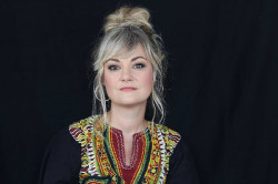 Los cantantes Inés Pardo y Dawitt ofrecen mañana un concierto de reggae en Torrelavega