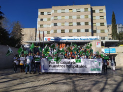Los enfermeros se concentran en hospitales de toda Espa&ntilde;a por el "grave deterioro" de la atenci&oacute;n especializada
