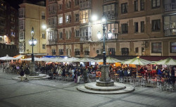 Los vecinos de Pombo y Cañadío presentan 21 propuestas a la ordenanza de terrazas para "reforzar la convivencia"