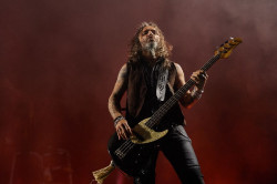 Marea reúne a 7.500 personas en Torrelavega para celebrar su 25 aniversario con la gira `Sin riendas`