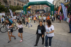 Miles de personas participan en la 37 marcha AMAT que ha recorrido las calles de Torrelavega